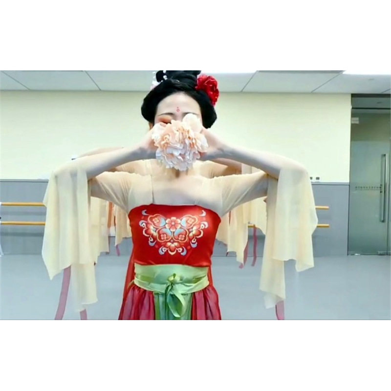 汉唐古典群舞成人儿童版红艳凝香嘴叼牡丹花手拿带杆手指大红花朵