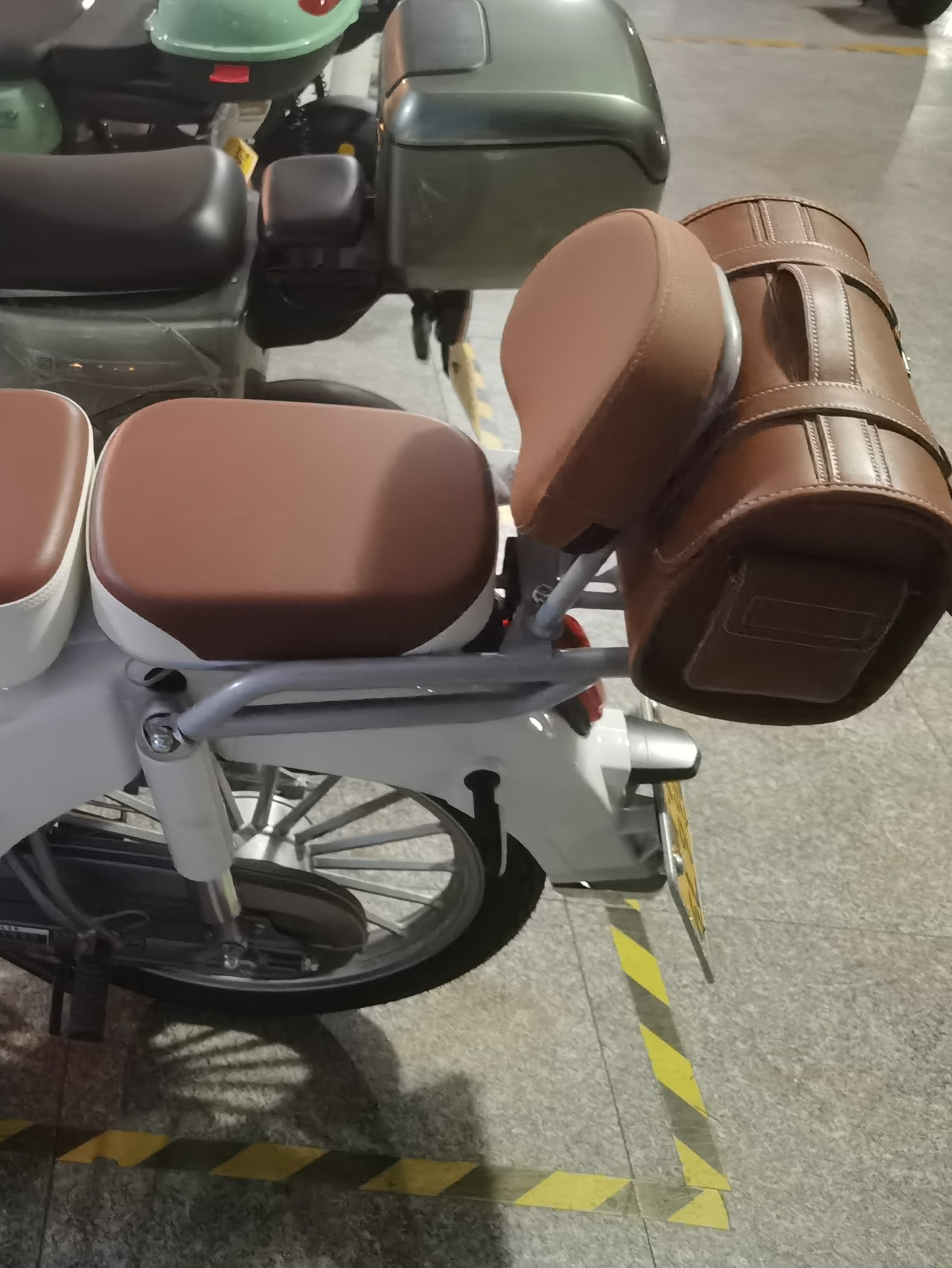 珊艺/机车尾箱包货架包电动车皮尾箱巧格i125踏板后尾包头盔包