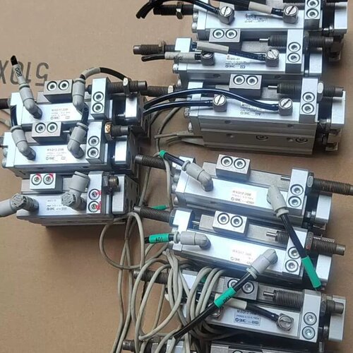 议价滑台气缸 MXQ12-30B 有8个，