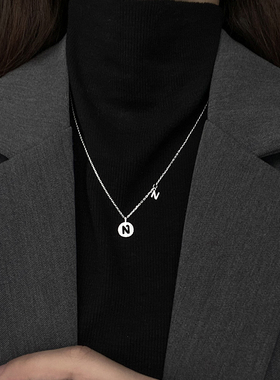 字母项链2023新款爆款气质锁骨链女高级感毛P衣项链轻奢小众毛衣