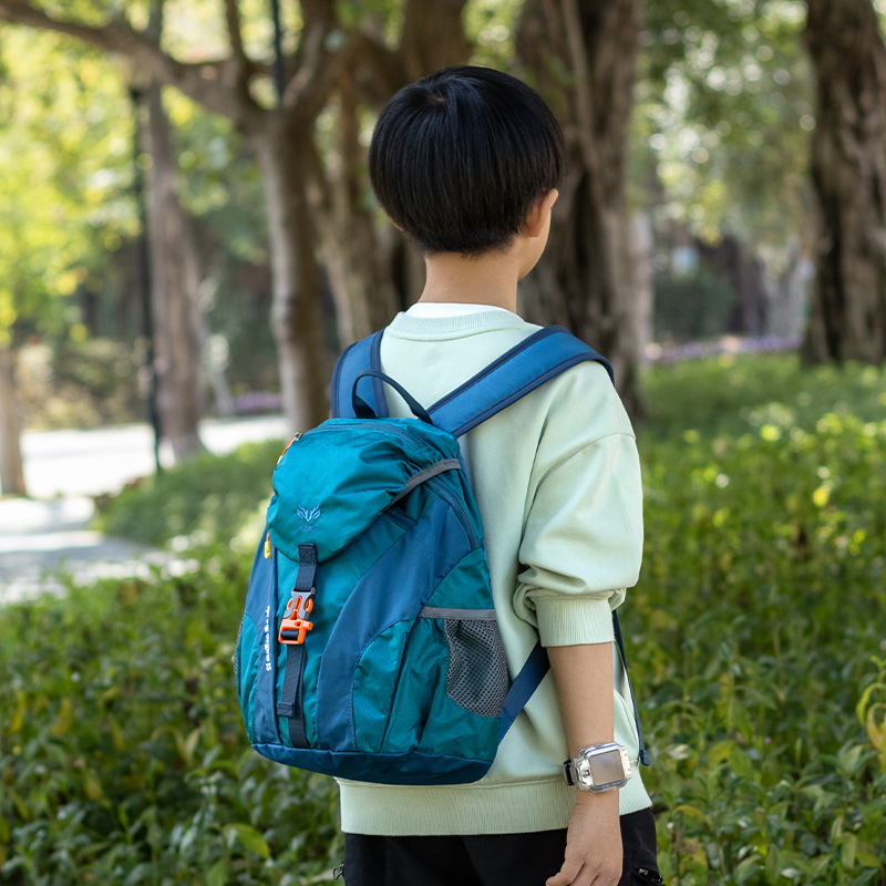 儿童背包户外轻便出游小学生春游双肩包研学男孩外出旅游登山超轻