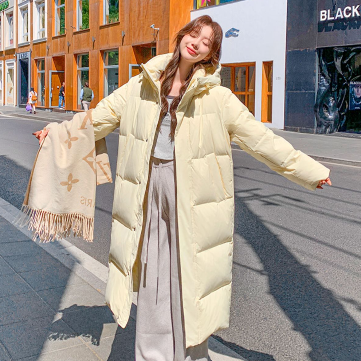 浅鹅黄长款羽绒服女超长过膝