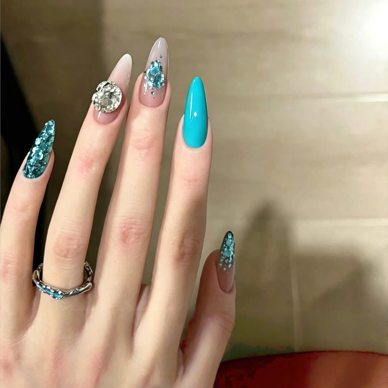 蓝色爆闪亮片钻球手工穿戴甲美甲中长款显白纯欲风高级感指甲贴片