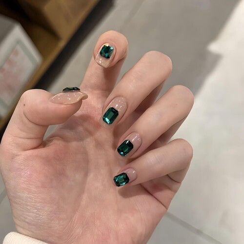 绿宝石手工穿戴甲富贵感短款裸色