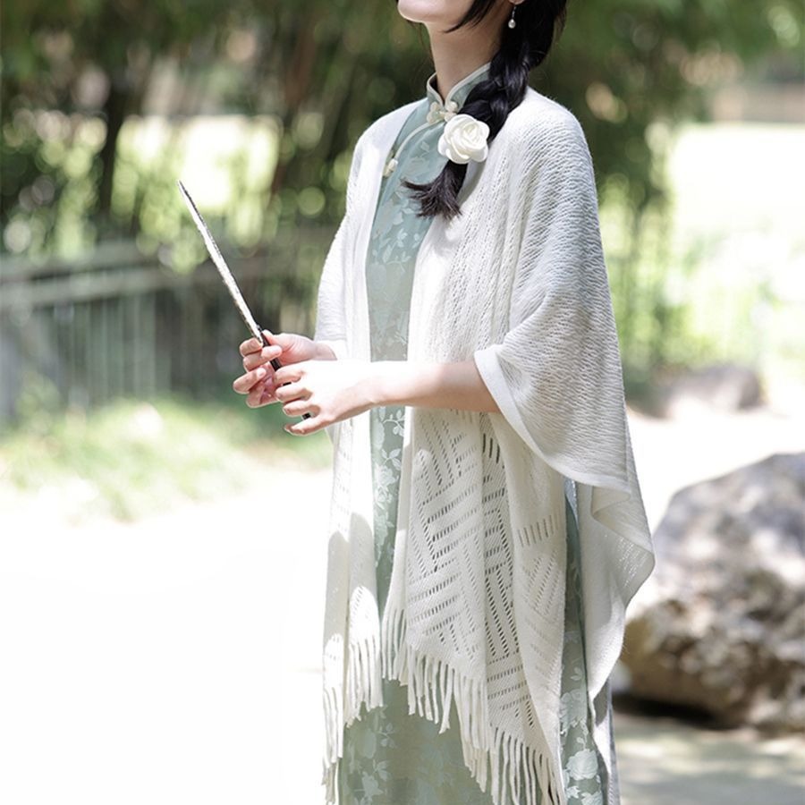 清新文艺风秋季薄款镂空流苏百搭2024新款披肩配旗袍开衫斗篷围巾