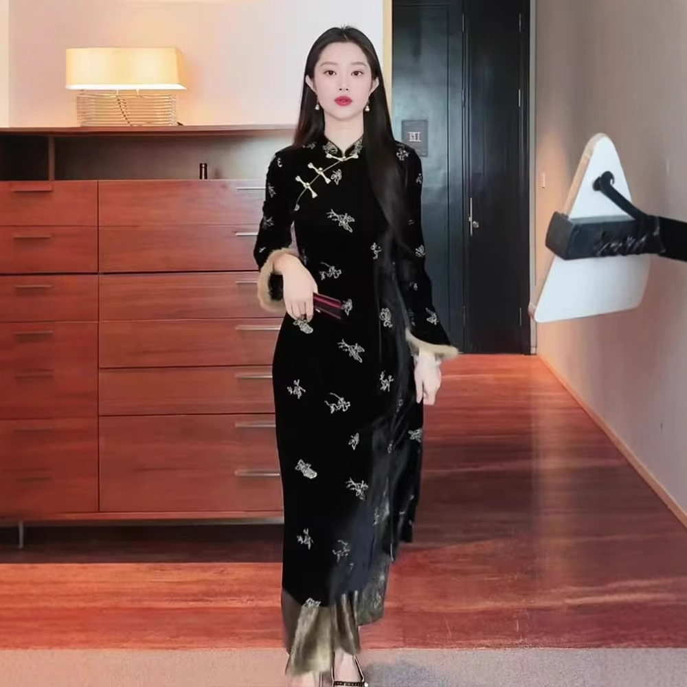 新中式气质黑色旗袍连衣裙女装2025秋冬新款国风丝绒收腰长款裙子