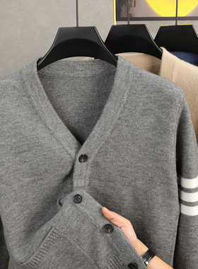 灰色百搭系列！三条杠针织开衫男v领2023春秋款休闲男士毛衣外套