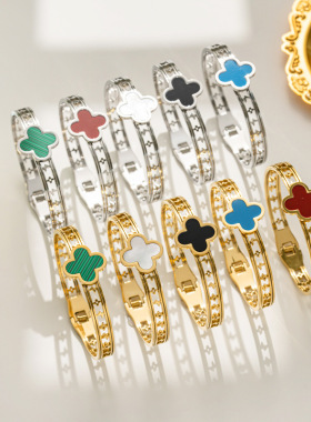 欧美时尚轻奢不锈钢红绿黑白贝母镂空幸运四叶草钛钢手镯弹簧女