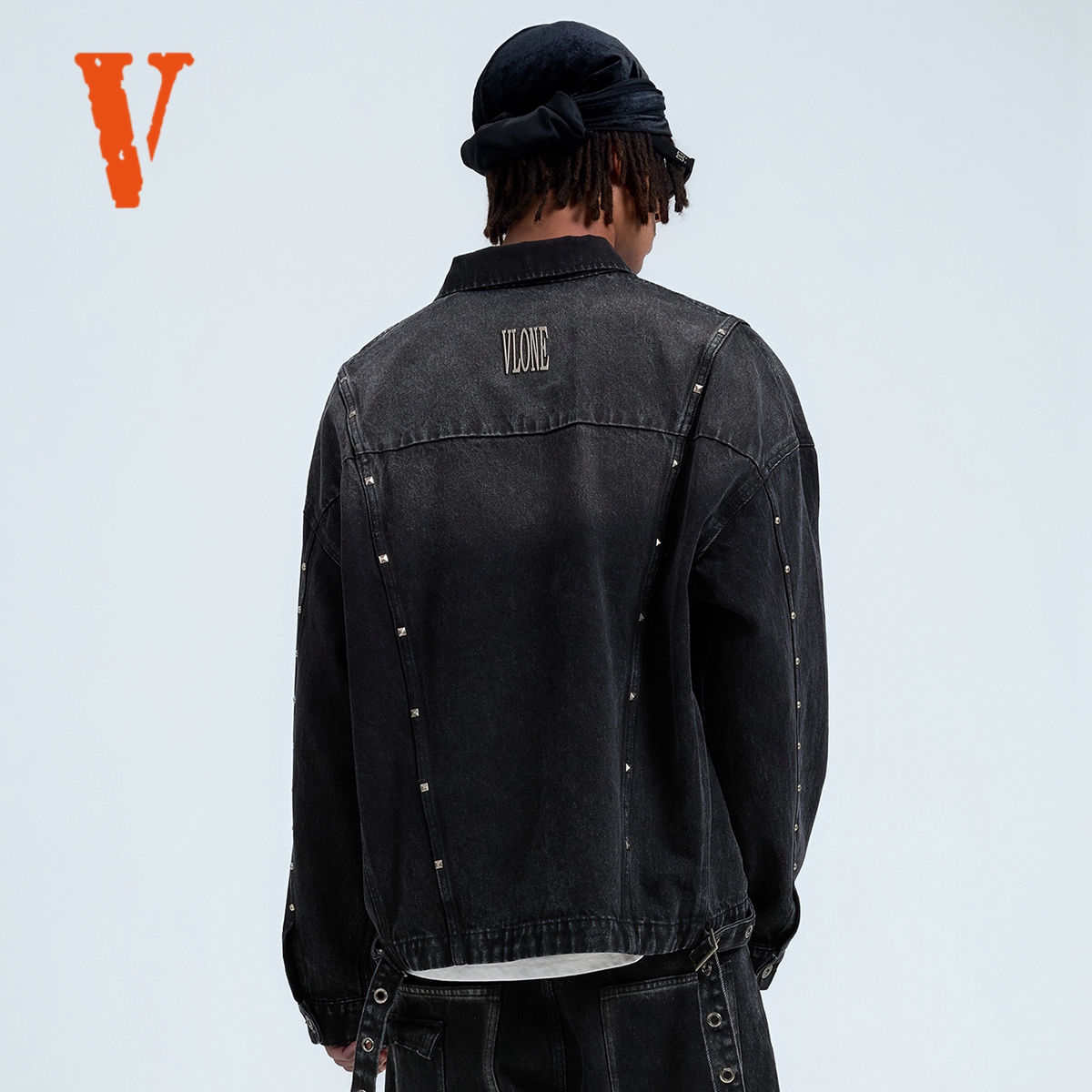 VLONE金属LOGO铭牌铆钉设计水洗做旧落肩款牛仔外套男女同款