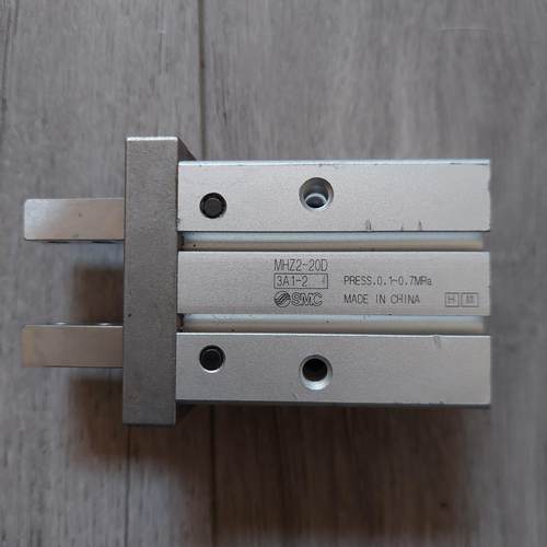二手日本SMC手指气缸MHZL2-20D一个实物图，功能正常