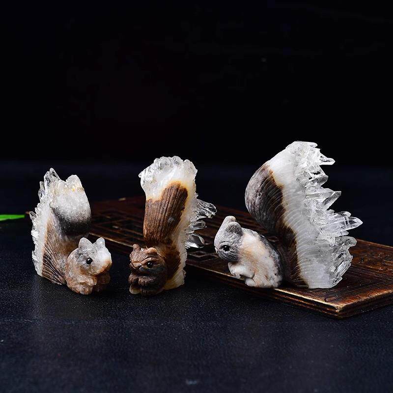 天然白水晶晶簇小松鼠摆件菊花晶原石雕刻矿标家居客厅装饰品