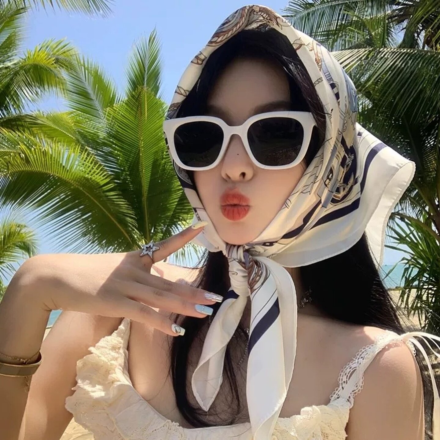 法式高级感头巾女系脖小方巾沙滩海边拍照防晒丝巾发带配饰品文艺