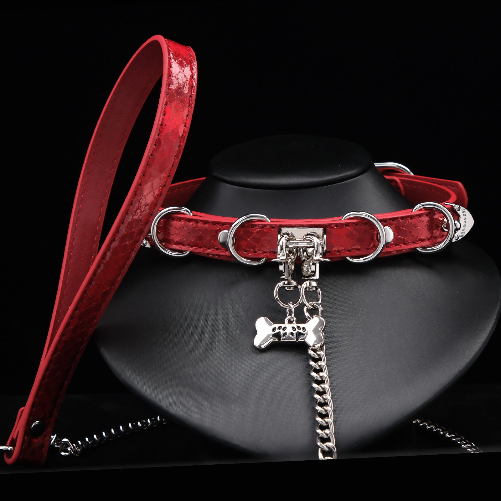 红色蛇纹骨牌牵引项圈choker