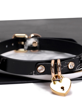 甜酷风真皮爱心锁扣项圈