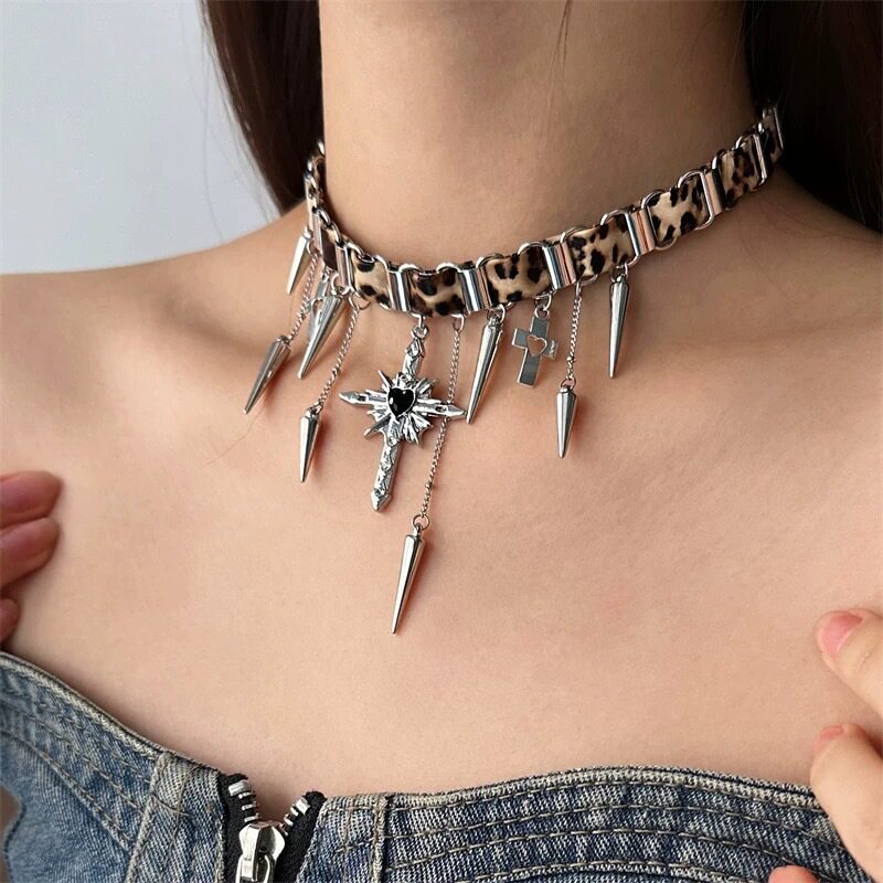 豹纹铆钉十字架项圈choker 辣妹朋克个性颈圈 亚文化锁骨链