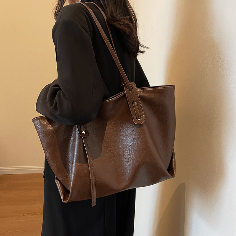 意尔康复古大容量包包女2026新款秋冬大学生上课单肩包休闲通勤包