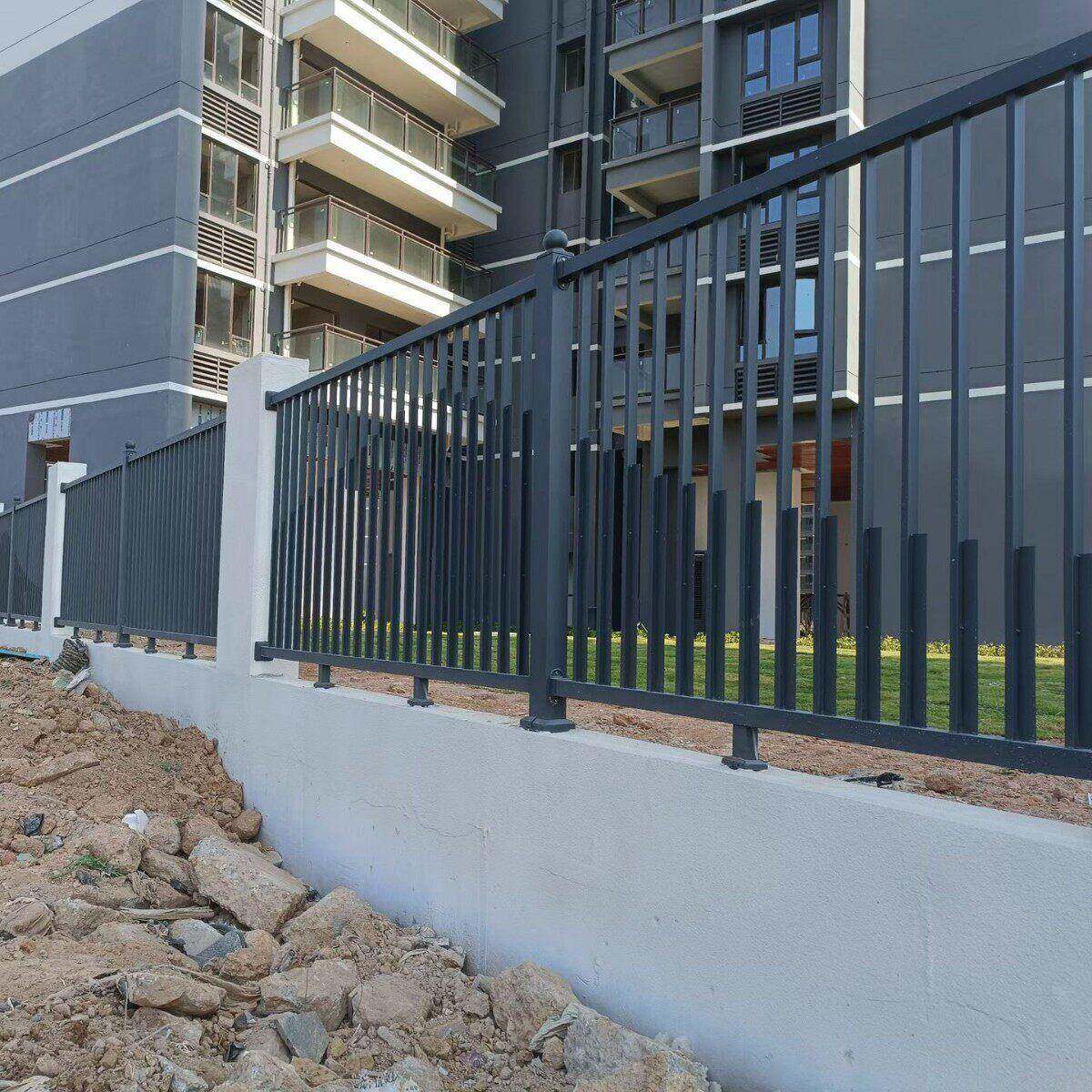 新款小区围墙护栏工厂简易铁艺栅栏房地产建筑工程金属围栏定制
