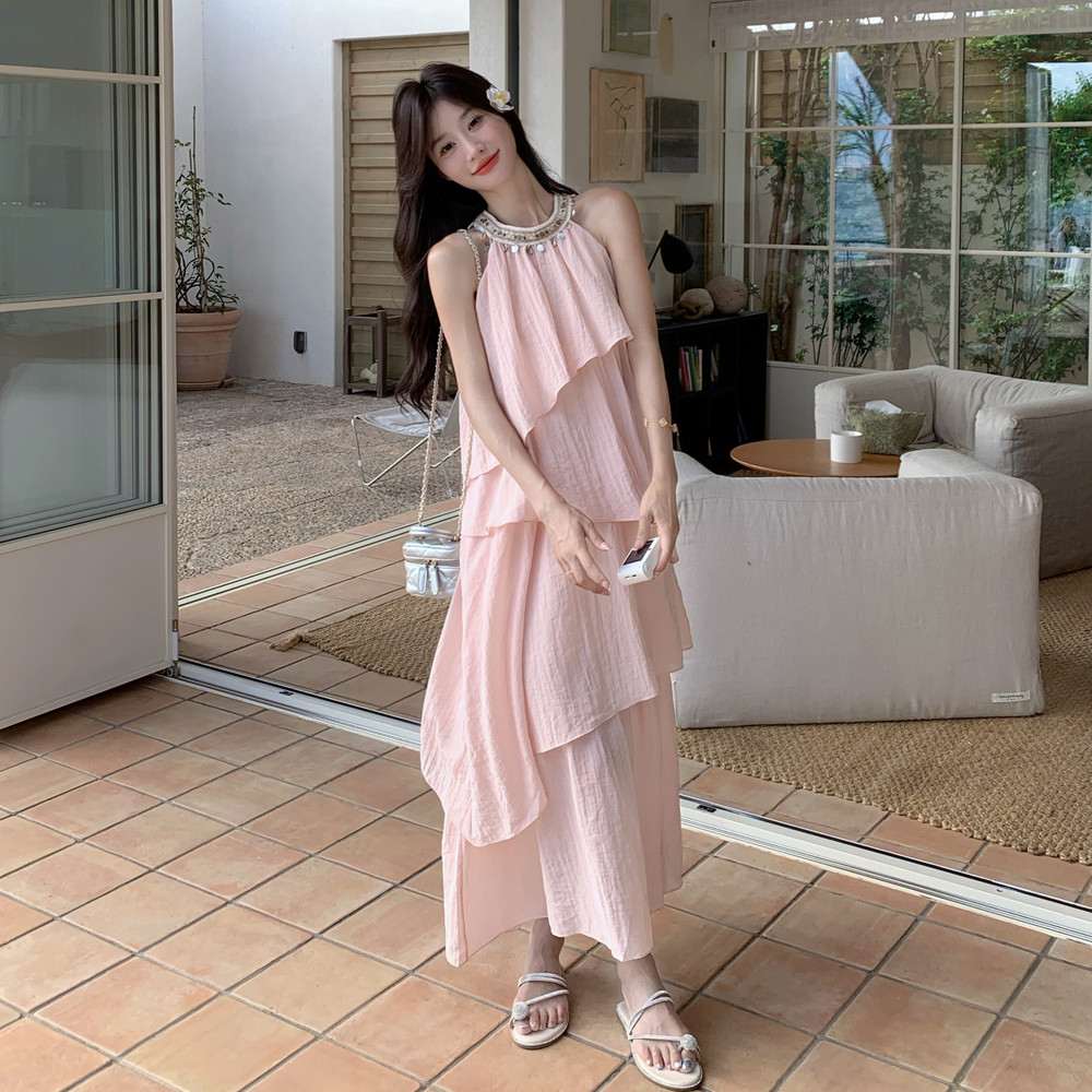 夏日气质减龄海边度假无袖裙子2025新款粉色超好看法式蛋糕挂脖裙图片