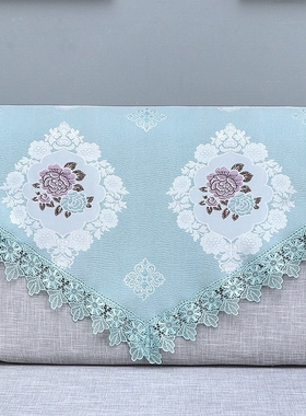 Sofas on the backscar, covered with dustproof backscarves.