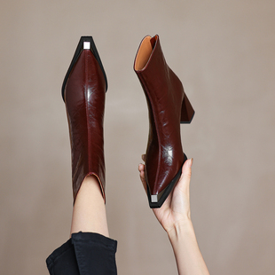 真皮金属头短靴女粗跟气质尖头百搭时尚短筒时装靴子女款高跟女靴