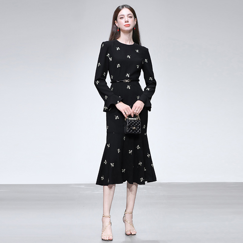 2025年秋季新款淑女气质圆领长袖裙子收腰显瘦荷叶边绣花连衣裙女