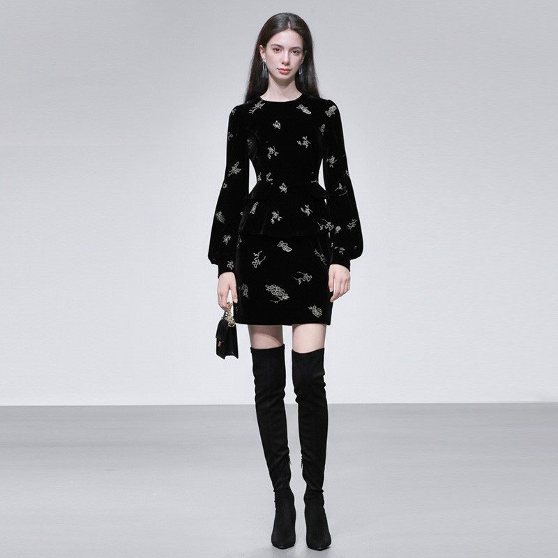 2025冬季新款时尚气质国风刺绣灯笼袖收腰上衣+直筒丝绒半裙套装