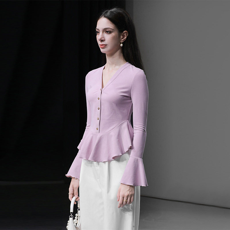 2025年秋季新款法式V领荷叶边收腰显瘦长袖不规则坑条针织上衣