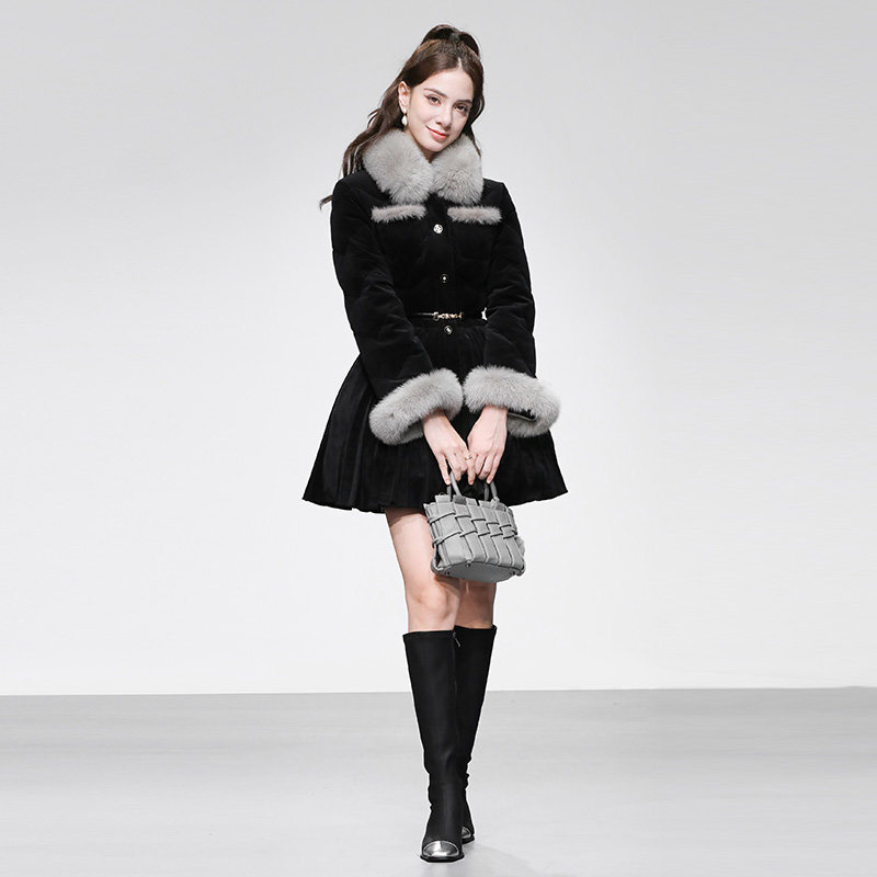 20255冬新款都市高级小香风合身收腰短款狐狸毛羽绒服千金玛德琳