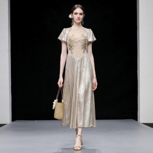 2026夏季新款时尚气质轻奢烫钻绣花贴装饰收腰显瘦大摆连衣裙