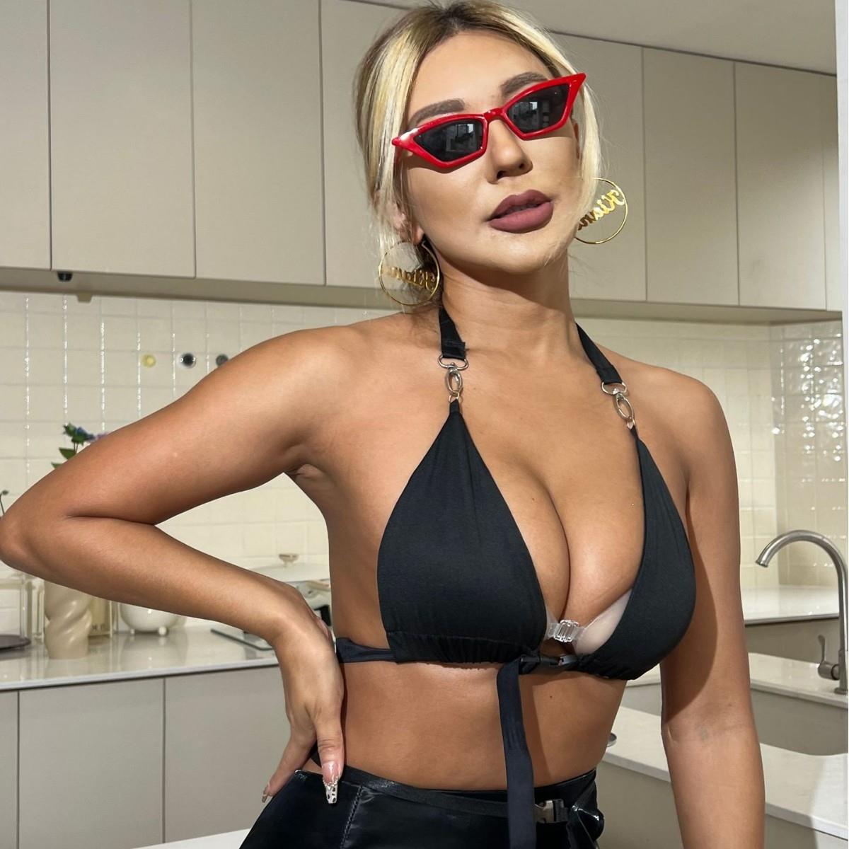 Women's sleeveless halter neck navel-baring short vest