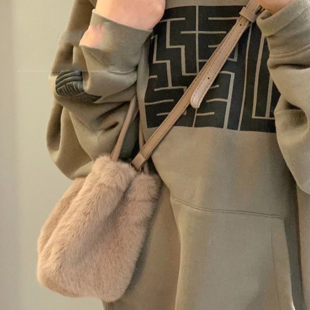 优选ins可爱风毛绒水桶包女韩版新款高级感小众设计通勤手提毛毛