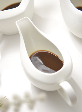 白色陶瓷汁斗西餐餐具尖嘴杯牛排汁盅带把手奶罐奶盅沙拉酱调味壶