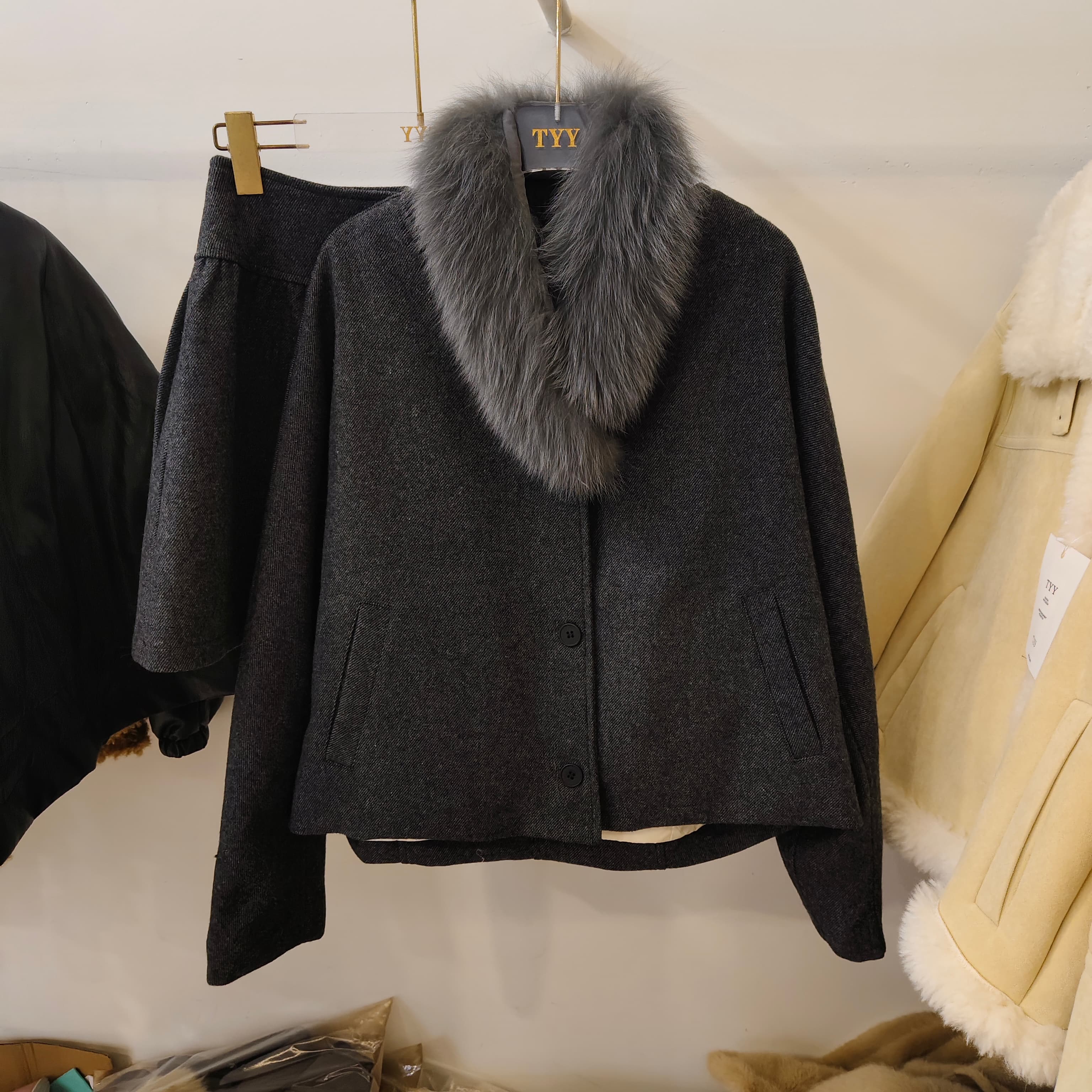 狐狸毛围脖羊毛外套+短裙两件套