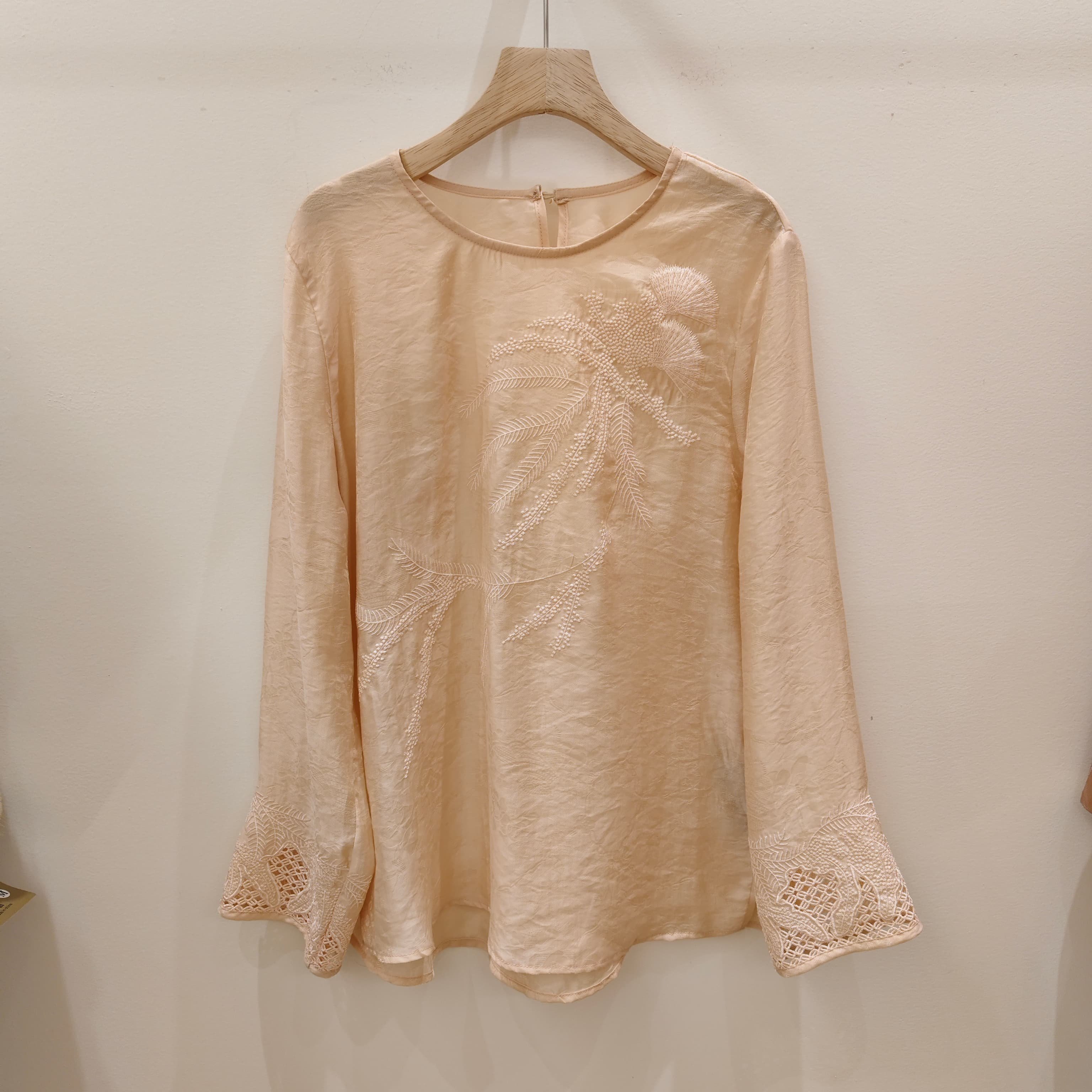 新中式圆领镂空刺绣人丝衬衫女2026早春新品气质百搭长袖打底上衣