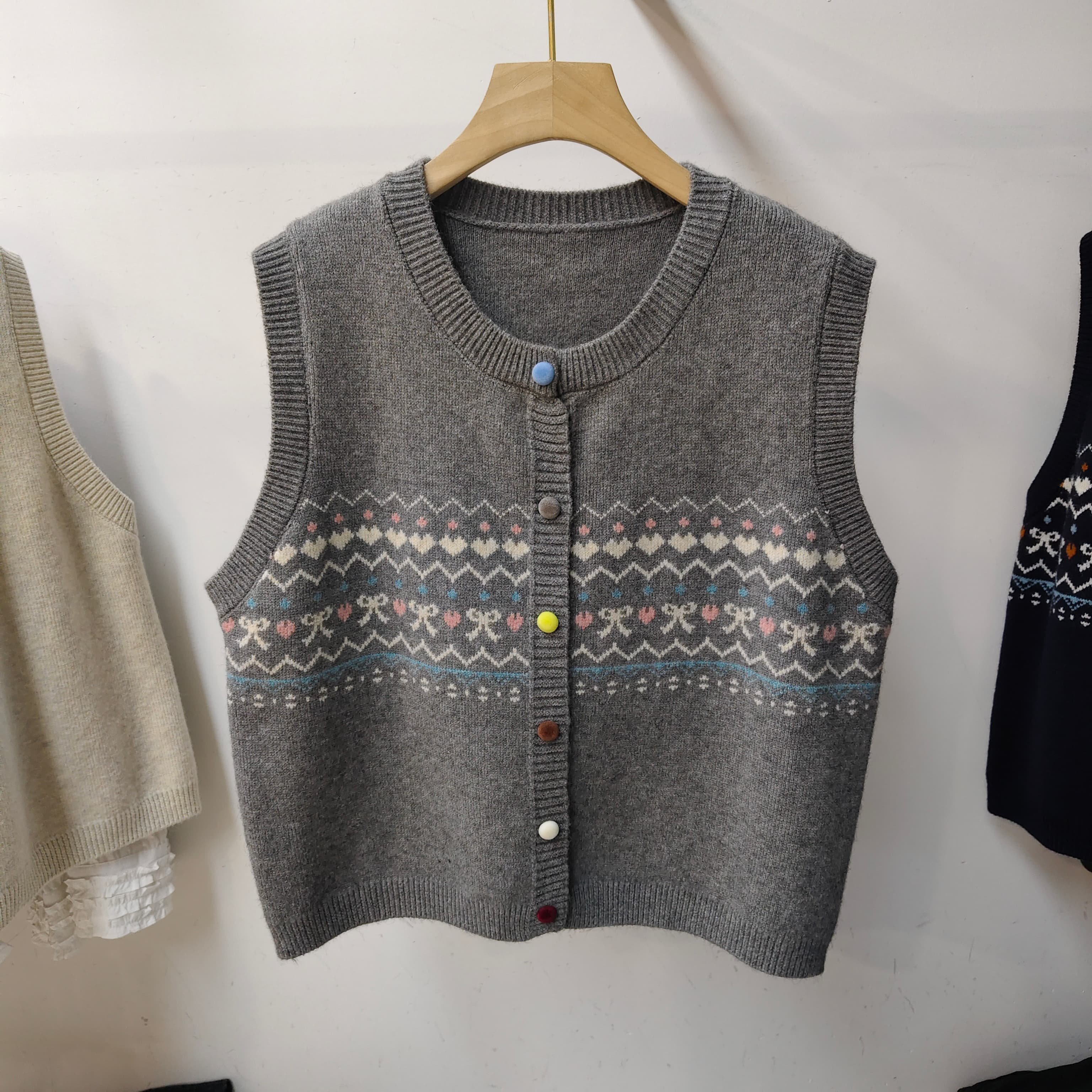 时尚提花圆领单排扣针织马甲背心女2026早春新品洋气无袖开衫上衣,女装/女士精品,毛针织衫,淘宝优惠券,粉丝福利购,淘宝优惠卷