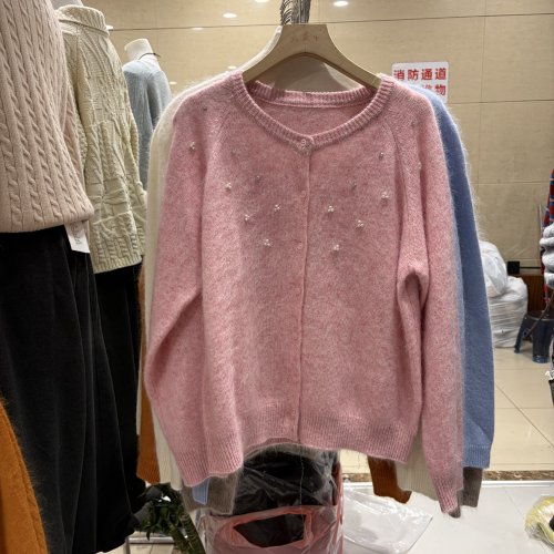 珍珠水钻圆领毛绒针织开衫