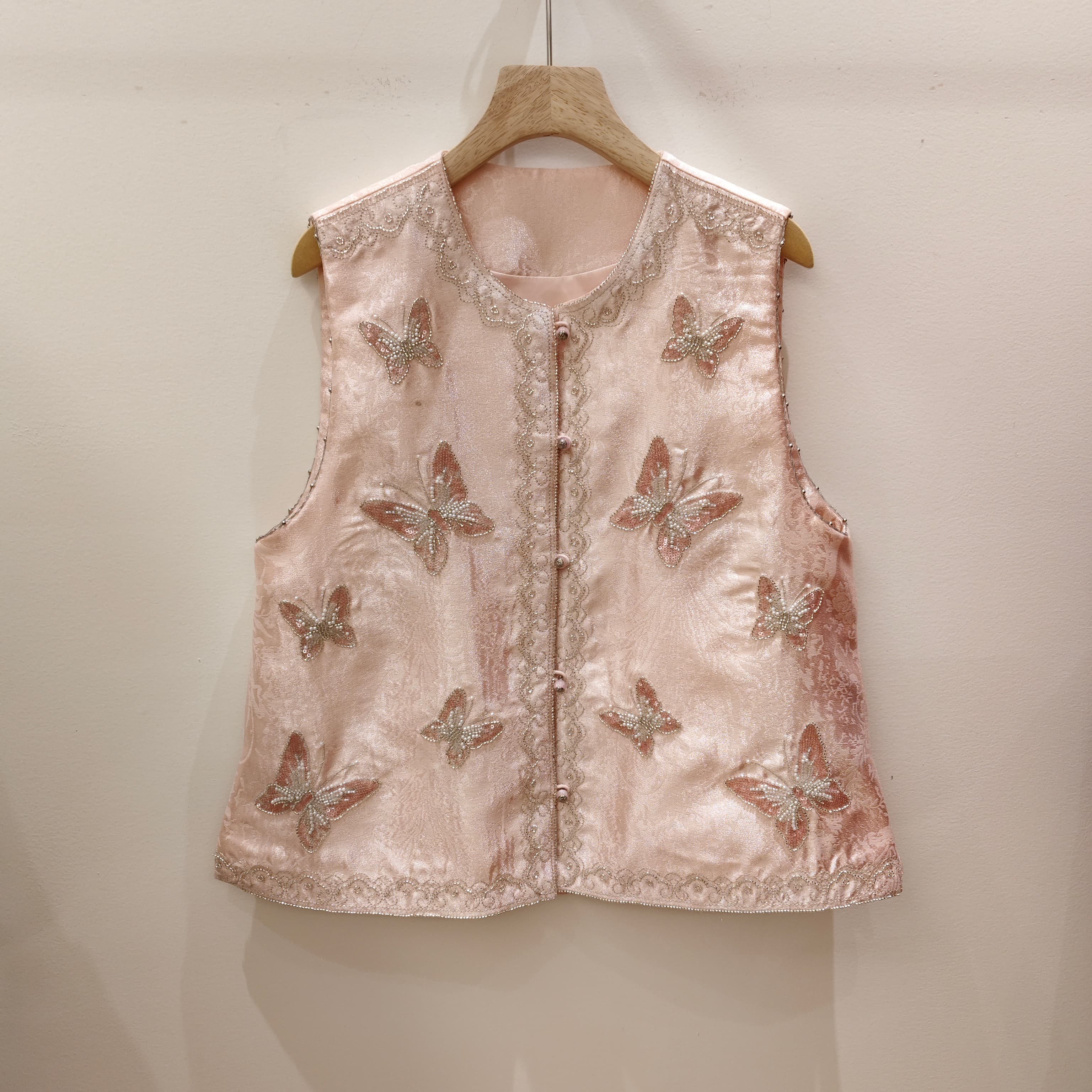 早春重工钉珠蝴蝶新中式圆领马甲女2026新款时尚气质人丝国风上衣