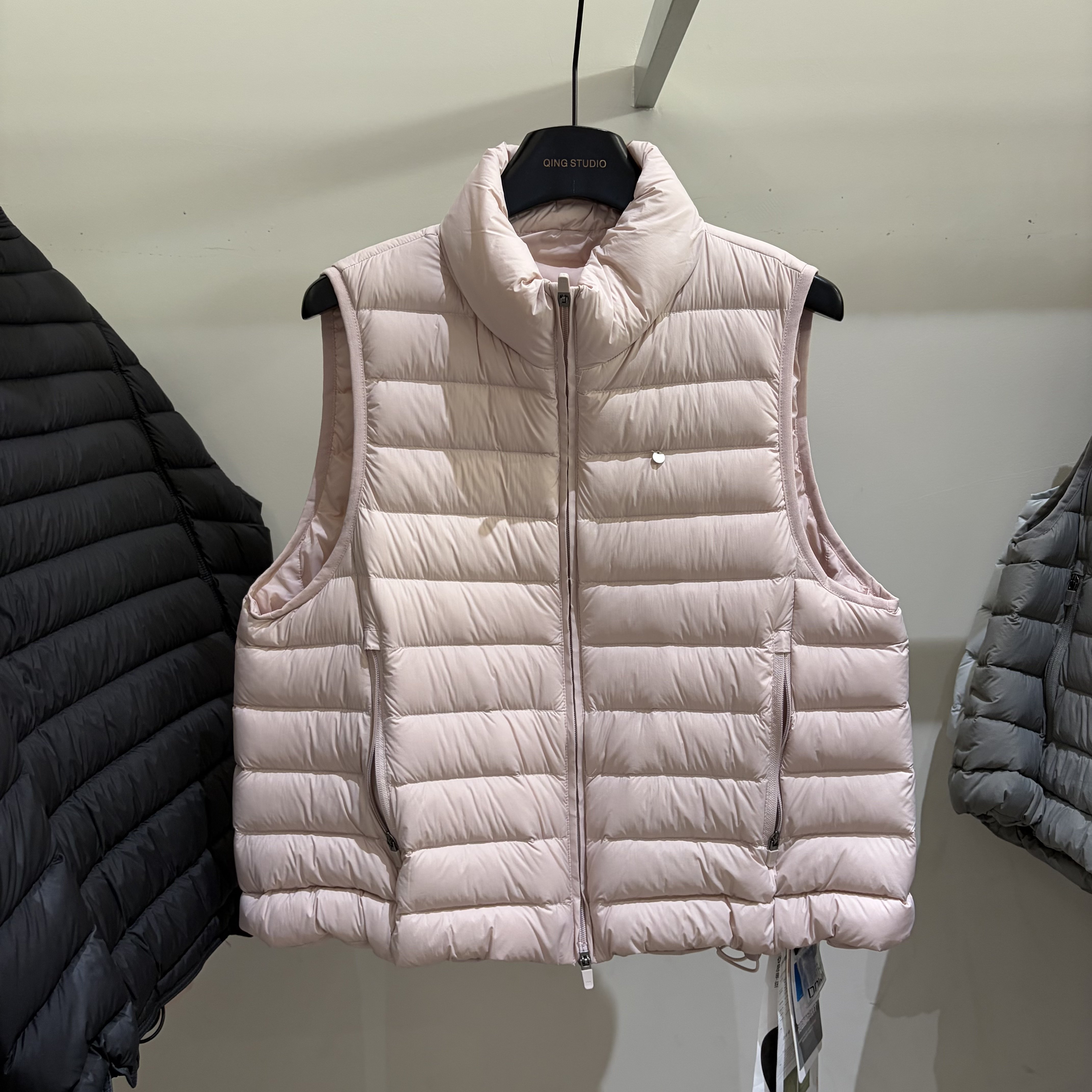 立领圆点装饰羽绒马甲女横条绗缝