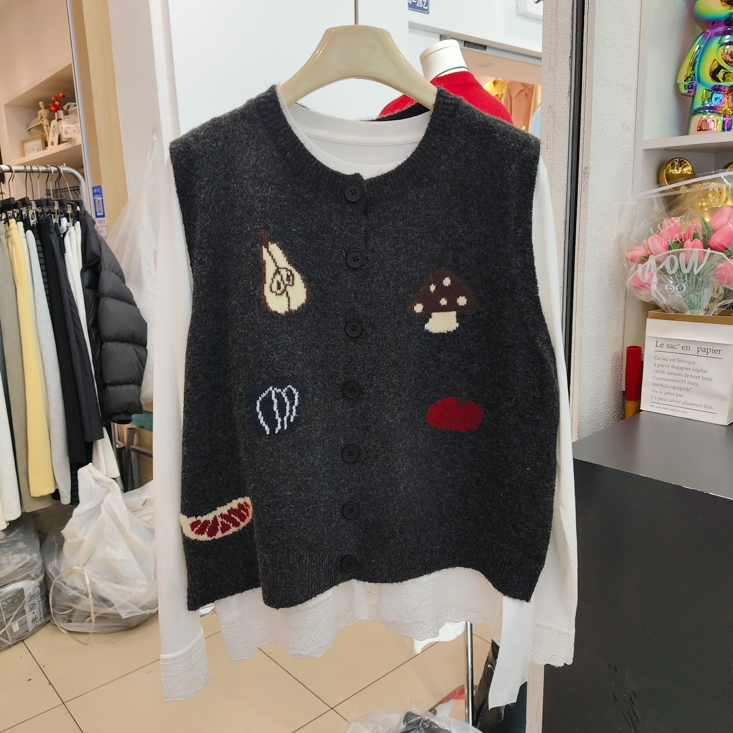 羊毛针织马甲+百搭长袖T恤