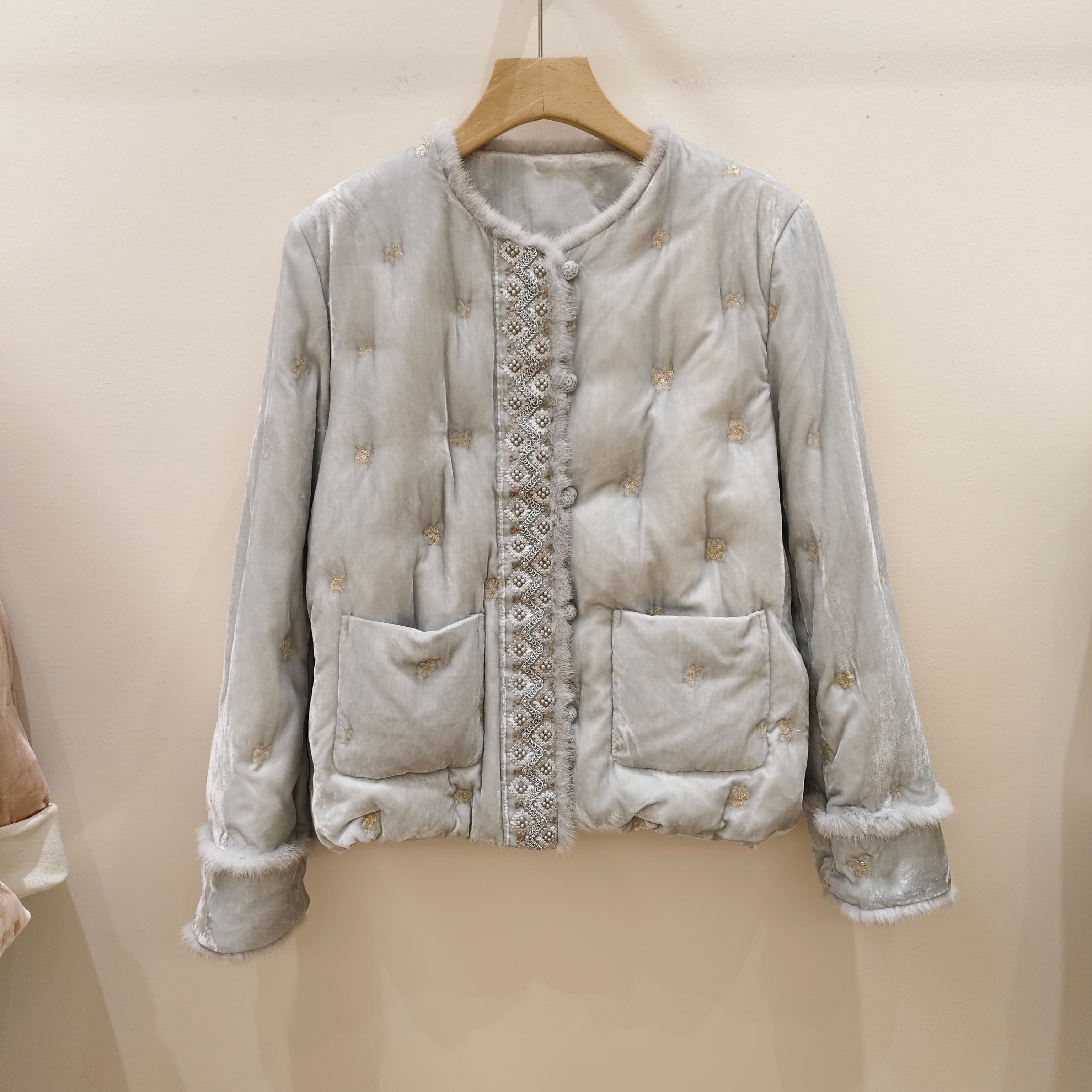 钉珠拼接水貂毛丝绒羽绒服女