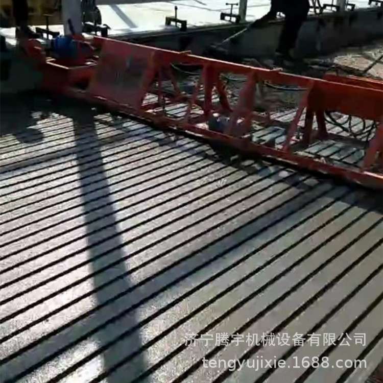 现浇拉槽机任意组装的奶牛场用刻槽机便宜实用混凝土现浇拉槽机图