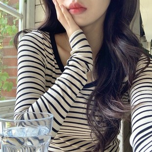 T恤女 好看又显瘦 大U领杏色条纹长袖 针织打底衫 大弹力螺纹棉修身