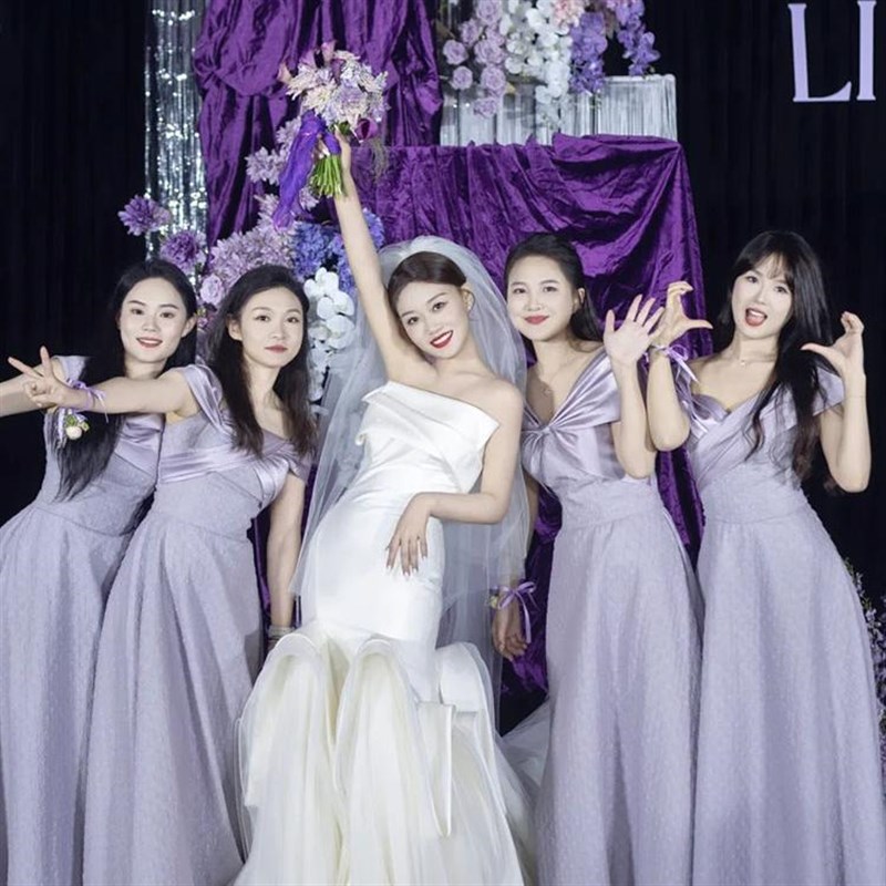 2024新款紫色缎面小众伴娘服姐妹团轻奢表演年会晚礼服裙秋冬季