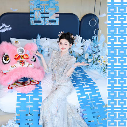 2026蓝色婚礼婚房布置蓝色喜字结婚新娘晨袍拍摄背景拉花简约装饰