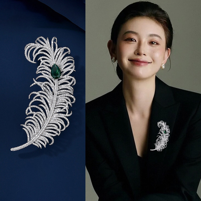 气质高档羽毛胸针女精致时尚高级感奢华西装大衣胸花轻奢别针配饰