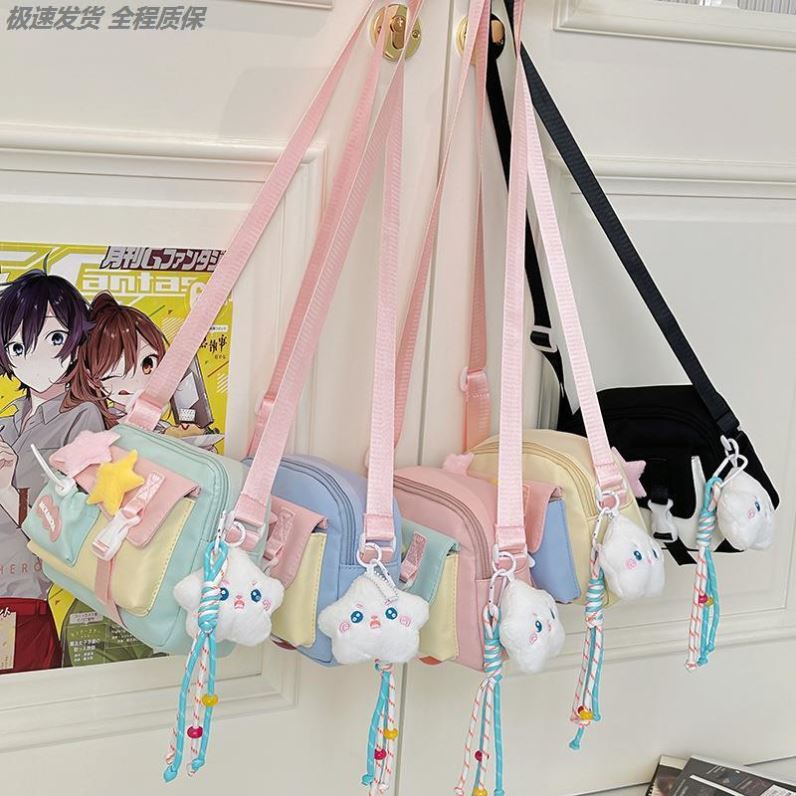 斜挎包少女小包包2025撞色可爱外出背包女学生儿童挎包多巴胺背包