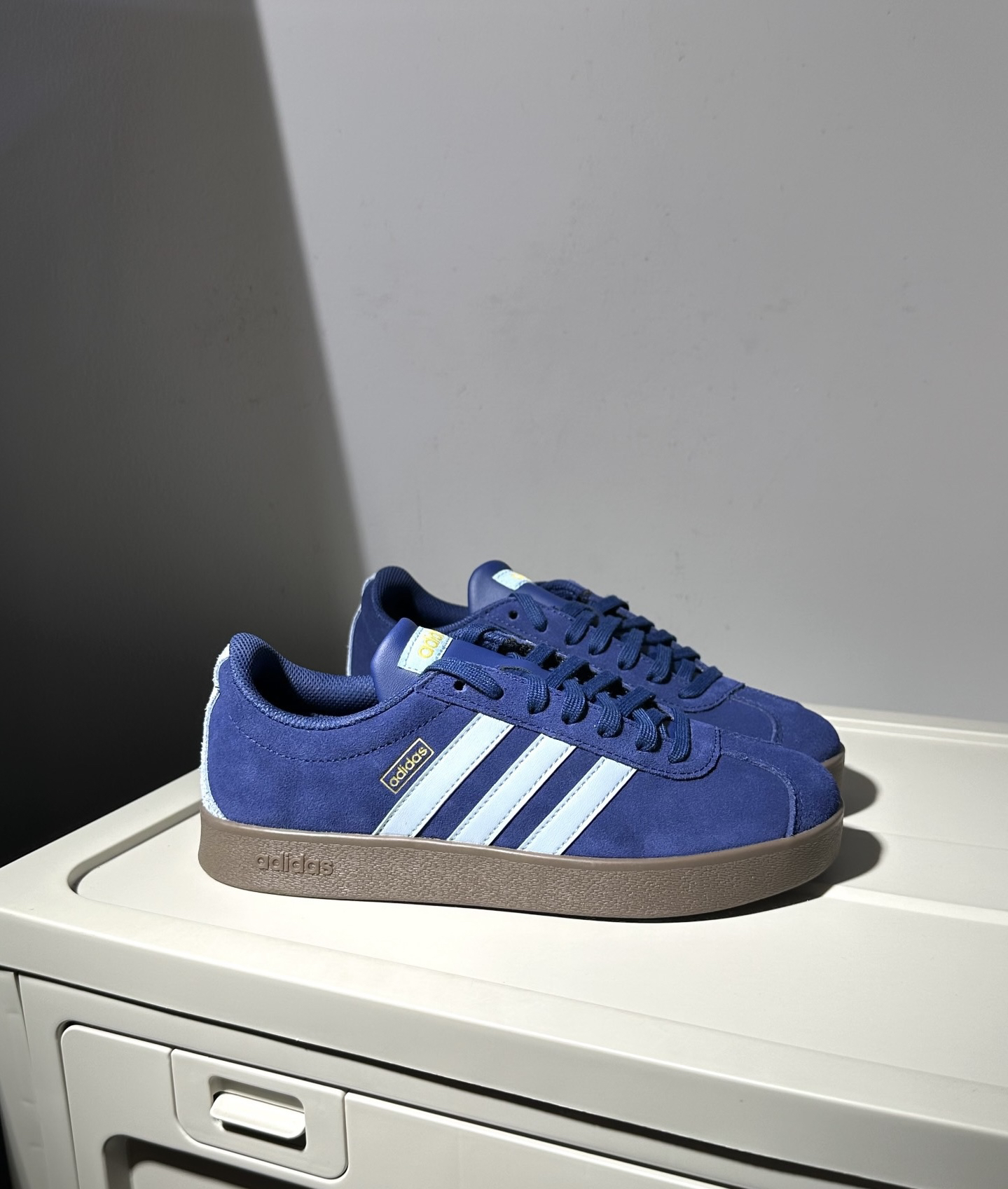 阿迪达斯neo vl court2.0翻毛皮黑德训灰平底板鞋女蓝色JR8308