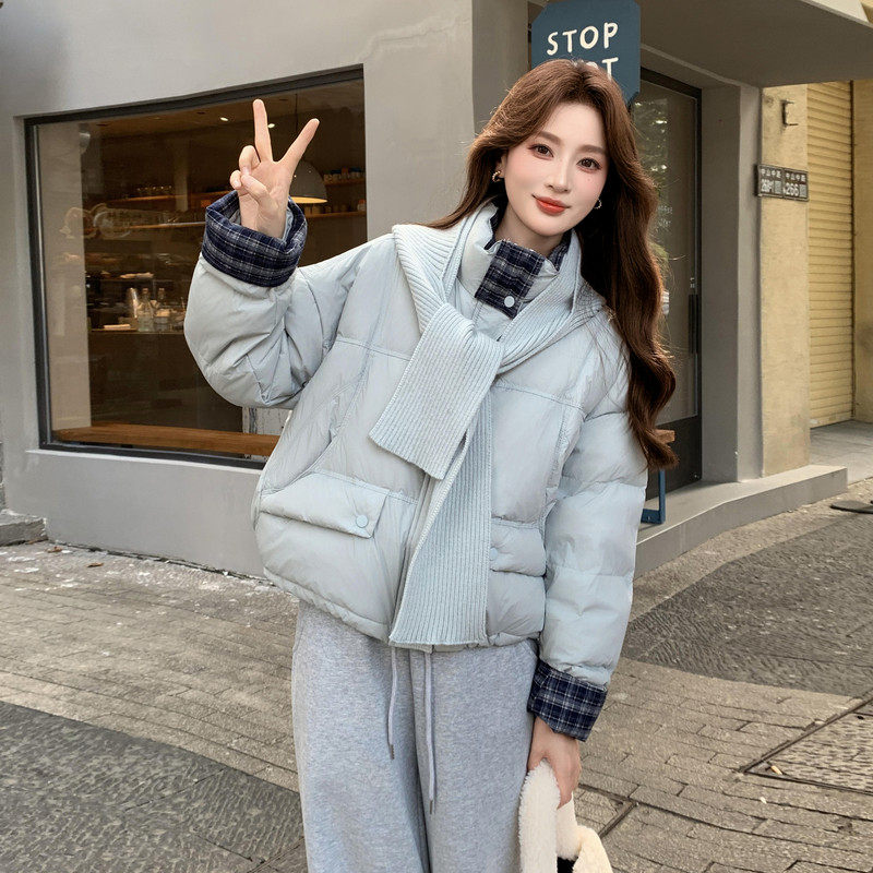 现货新款韩版宽松立领撞色格子袖口配围巾羽绒服短款外套面包服