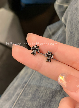 黑色十字架耳钉甜酷辣妹y2k暗黑风复古医用钛钢养耳洞耳骨钉耳饰