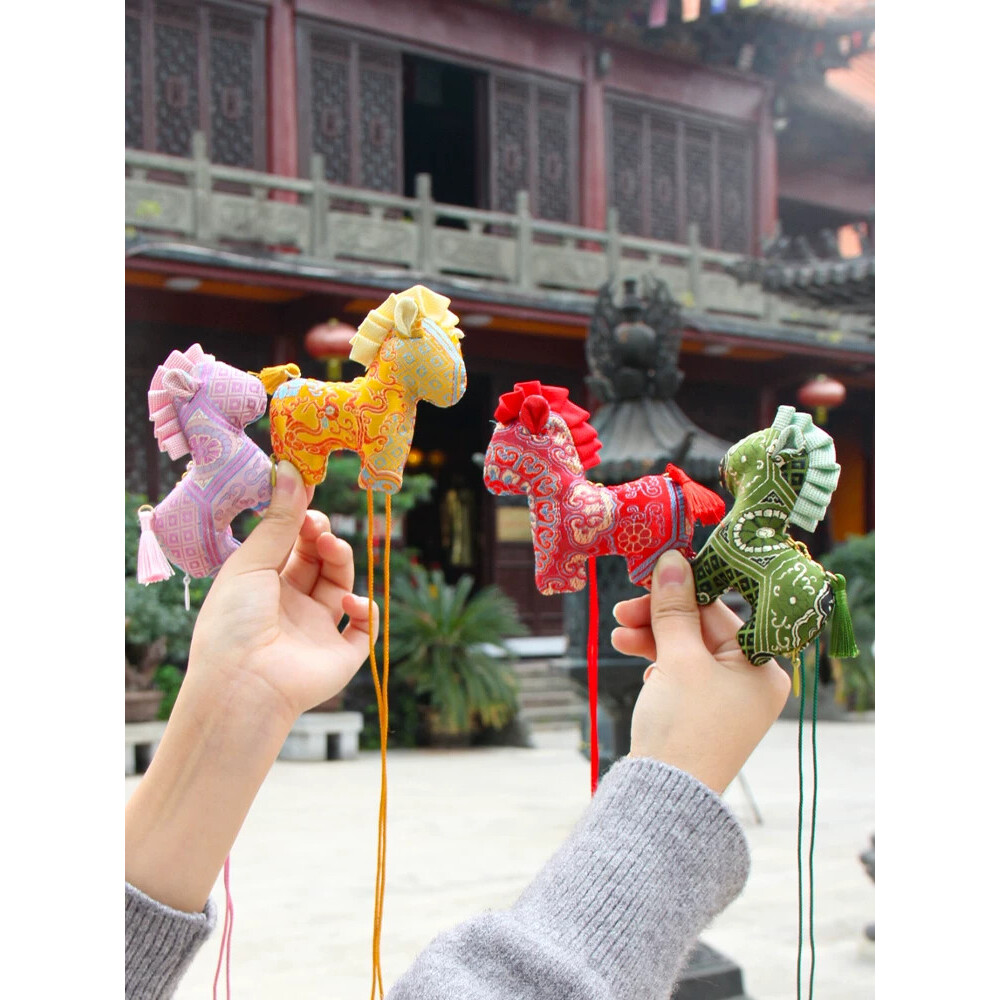 马年宋锦香囊刺绣小马文创中国风汉服饰品汽车挂件过春节新年礼物